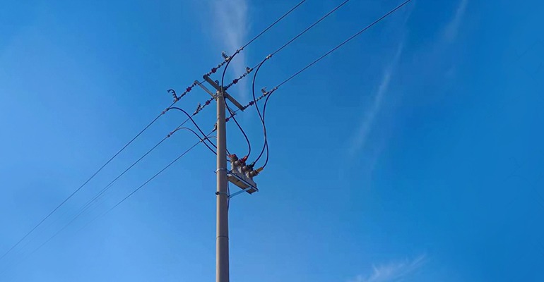 Site application of pole mounted circuit breaker with sensoring in Shandong Province as sectionalizer (pole installation)